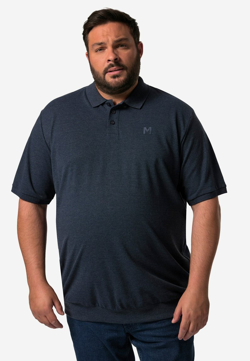 Námořnická modrá polo košile z měkké tkaniny, s límečkem, třemi knoflíky, krátkými rukávy a nenápadným logem na hrudníku.