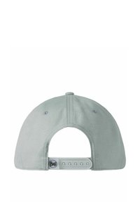 Gorra de béisbol gris claro con visera curva, textura de tela, botón en la parte superior y correa plástica ajustable con un logo.