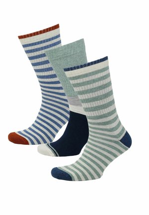 Drei Paar Kniestrümpfe: blau-weiße Streifen mit brauner Spitze und Bündchen, einfarbig marineblau mit hellgrünem Bündchen und grün-weiße Streifen mit marineblauer Spitze und Bündchen.
