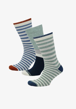 Drei Paar Kniestrümpfe: blau-weiße Streifen mit brauner Spitze und Bündchen, einfarbig marineblau mit hellgrünem Bündchen und grün-weiße Streifen mit marineblauer Spitze und Bündchen.