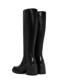 Bottes en cuir noir jusqu'au genou avec une finition brillante, un talon épais et un détail de couture à l'arrière, présentant un design à bout arrondi.