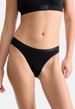 Musta bikini-tyylinen alusvaate, jossa sileä kangas, minimalistinen muotoilu ja kontrastivärinen vyötärönauha. Varustettu pehmeällä viimeistelyllä ja hillityllä logoyksityiskohdalla.