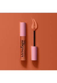 NYX Lip Lingerie XXL i ett matt terrakotta-rör med ett rosa lock; inkluderar en svart applikator med en glänsande applikator-tips och matchande produktfärg.