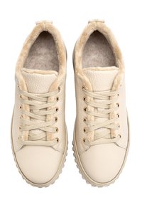 Beżowe skórzane trampki z futerkiem syntetycznym, okrągły czubek, płaska podeszwa i złote oczka, z fakturowaną cholewką i płaskimi sznurowadłami.
