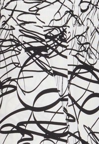 Tissu en noir et blanc présentant un motif abstrait avec des lignes et des formes courbées qui se chevauchent. La texture semble lisse et légère.