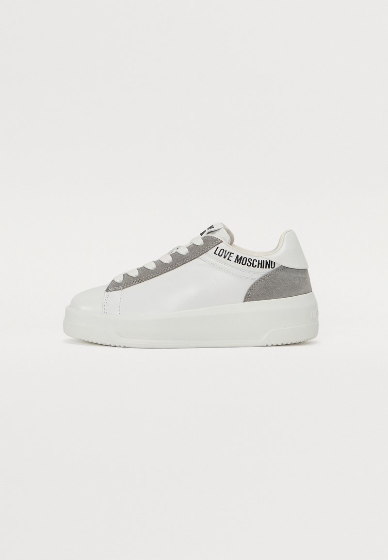 Valge lace-up spordijalats, millel on siledast nahast upper, hallast seemisnahast aktsent ja "LOVE MOSCHINO" musta värviga küljepeal.