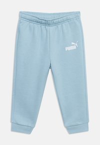 Ανοιχτό μπλε παιδικό παντελόνι φόρμας Puma με ελαστική μέση και μανσέτες, με λευκό λογό τυπο Puma στο πάνω αριστερό πόδι.