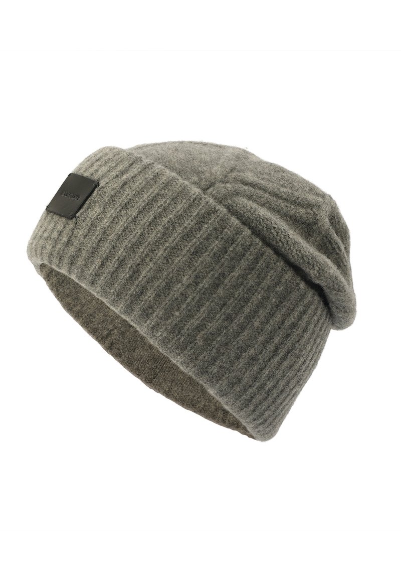 Gorro de punto gris hecho de lana, con textura acanalada y un dobladillo doblado. Incluye un pequeño parche de cuero negro con la marca.