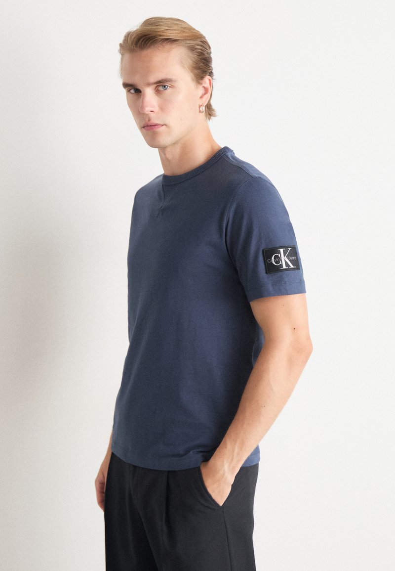 Calvin Klein Jeans BADGE REGULAR TEE - Základné tričko - ink
