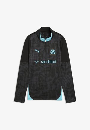 Sudadera negra con cuello alto, cremallera frontal, patrón texturizado, detalles en azul claro, logo de Puma y marca Marseille en dorado.