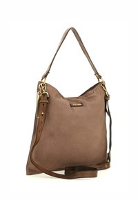 Borsa a tracolla in pelle marrone con una texture morbida, silhouette curva, tracolla regolabile e dettagli in metallo color oro.