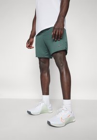 Nike Performance TOTALITY - Pantalón corto de deporte - vintage green/black
