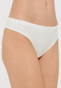 Λευκά γυναικεία μπικίνι σλιπ, κατασκευασμένα από απαλό και ελαστικό ύφασμα, με σχέδιο χαμηλής μέσης και μαλακή ελαστική ζώνη για άνεση.