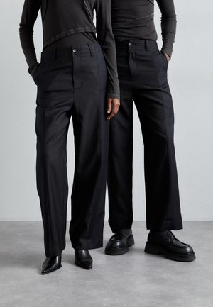 Feng Chen Wang DECONSTRUCTED PATCHWORK TROUSERS UNISEX - Trousers - black