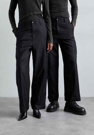 Feng Chen Wang DECONSTRUCTED PATCHWORK TROUSERS UNISEX - Παντελόνι - black