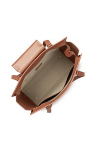 Sac à main en cuir marron de forme rectangulaire, intérieur spacieux et poche zippée plate. Texture lisse et détails matériels minimaux.