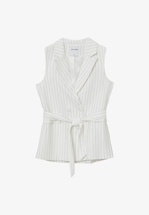 Blazer sans manches blanc avec des rayures verticales grises, une taille ajustée, une fermeture à double bouton et une ceinture assortie. Texture de tissu lisse.