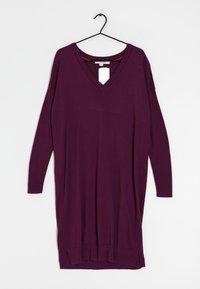 Robe longue à manches longues violette avec un col en V, fabriquée en tissu doux. Dotée de fentes latérales à l'ourlet et d'une étiquette simple attachée à l'intérieur du col.