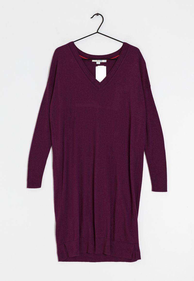 Robe longue à manches longues violette avec un col en V, fabriquée en tissu doux. Dotée de fentes latérales à l'ourlet et d'une étiquette simple attachée à l'intérieur du col.