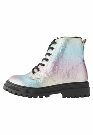 Iridescente pastelkleurige combatlaars met zwarte veters en dikke zwarte profielzool, zijaanzicht, bovenmateriaal met textuur en trek lus bij de hiel.