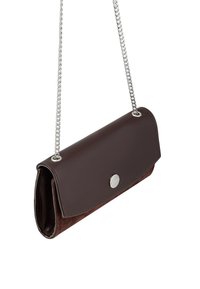 Brązowa skórzana torebka kopertówka z zamszu, z srebrnym łańcuszkiem, z zapięciem na zatrzask i okrągłym logo z przodu.