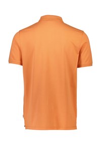 Polo arancione realizzato in cotone morbido, caratterizzato da un colletto, maniche corte e una fessura laterale all'orlo per facilitare i movimenti.