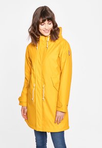 Impermeabile giallo con cappuccio, vita regolabile e due tasche frontali. Presenta una texture liscia e polsini elastici.