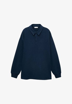 Polo majica dugih rukava u mornarskoj plavoj boji, izrađena od pamuka, s kragnom s gumbima, koja ima opuštenu siluetu i suptilne detalje šivanja.