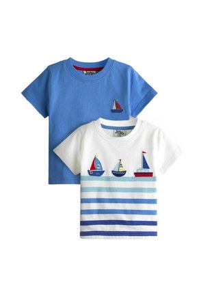 Twee korte mouwtjes peuter T-shirts, één blauw met een kleine rode en witte zeilboot, één wit met blauwe strepen en drie kleurrijke zeilboten.