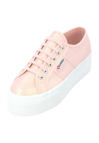 Sneakers in tela rosa chiaro con finitura lucida, suola piatta in gomma bianca, sei occhielli in metallo e logo Superga sul lato.