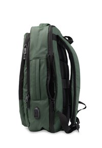 Mochila verde con un exterior texturizado, detalles en negro, múltiples compartimentos con cremallera y correas de hombro acolchadas para mayor comodidad.