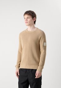 Calvin Klein Jeans BADGE EASY SWEATER - Trui - travertine