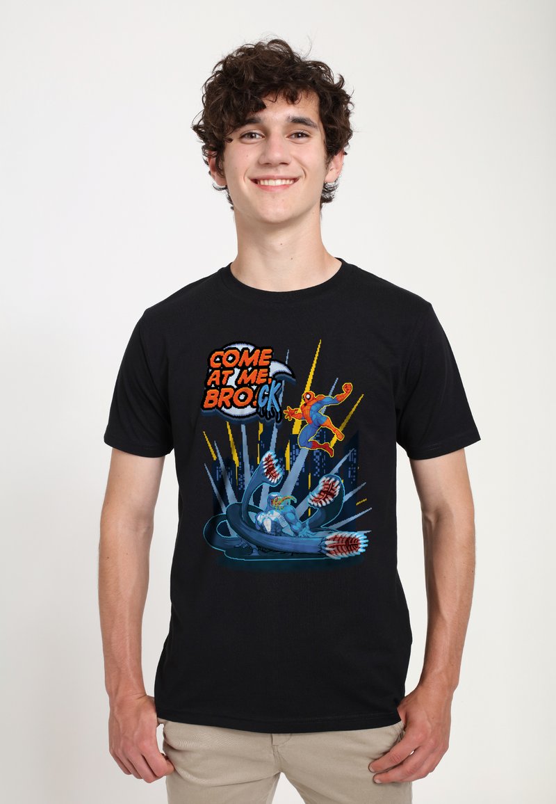 Camiseta de algodón negra con un gráfico colorido de un superhéroe y un villano, acompañado del texto "VENGA A POR MÍ BROCK", con un fondo de ciudad.