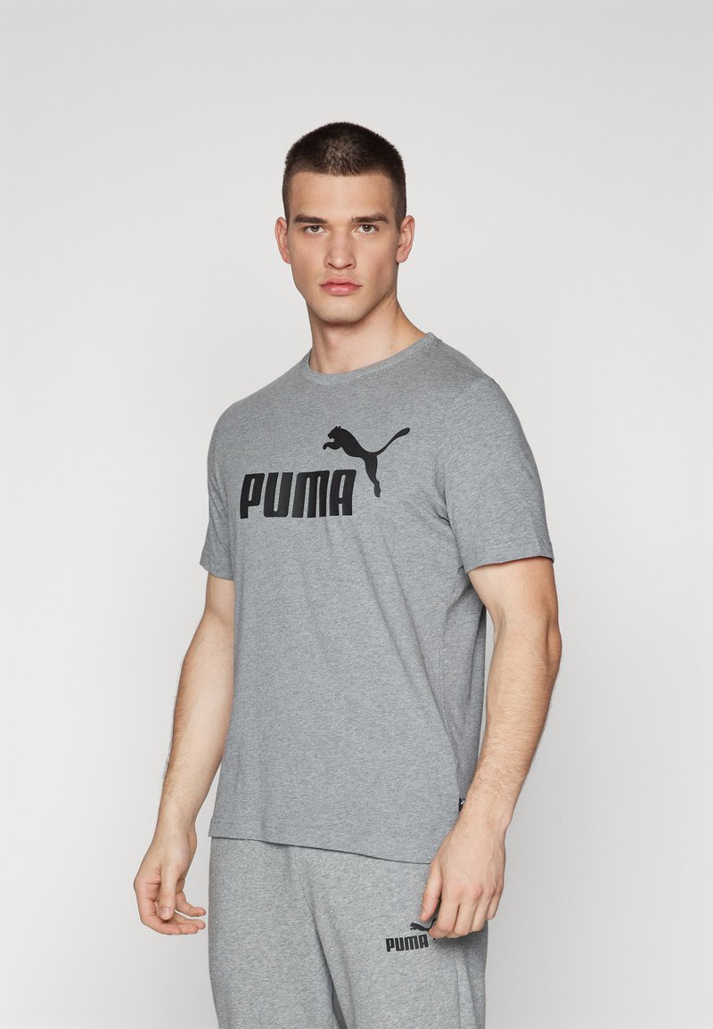 Grå kortærmet t-shirt med sort "PUMA" logo og katte-silhuet. Lavet af blødt stof, med rund halsudskæring og afslappet pasform.