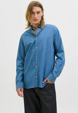 Denim košulja na dugih rukava u svijetloplavoj boji, s ovratnikom i blagim sjajem. Ima ravni kroj i vidljive gumbe sprijeda.