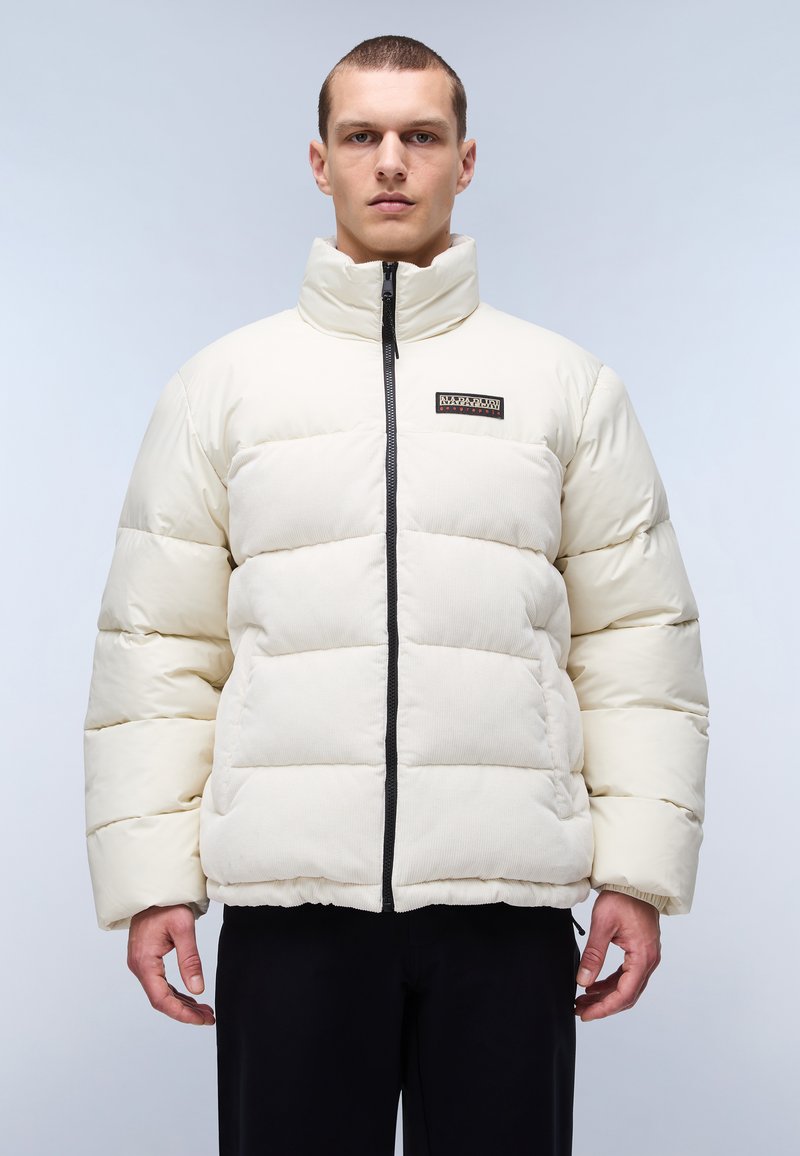 Pufferjack met een off-white kleur, een gestikte ontwerp, hoge kraag, zwarte rits en logo patch op de borst. Gladde stof met een matte afwerking.