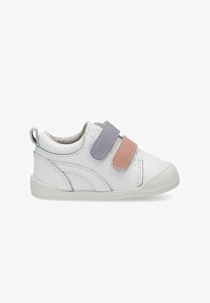 Zapato de cuero blanco con punta redonda, que cuenta con tiras de Velcro púrpuras y rosas. Suela de goma texturizada con un pequeño tacón y detalles laterales.