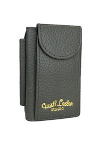 Kompakte, dunkelgraue Lederbörse mit strukturiertem Oberflächen und Klappe, goldenes "Quasti Leder studio"-Logo auf der Vorderseite, sichtbare Nähte entlang der Kanten.