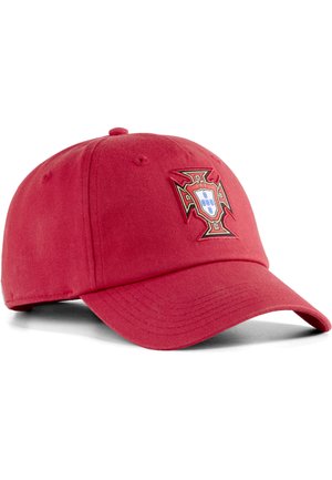 Czerwona czapka bejsbolowa z zakrzywionym daszkiem, z haftowanym herbem piłkarskim Portugalii na przednim panelu.