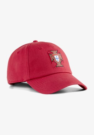 Gorra de béisbol roja con visera curva, con un escudo de fútbol de Portugal bordado en el panel frontal.