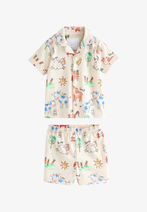Børne pyjamasæt i cremefarve med korte ærmer og shorts, med farverige gårddyr, træer, sol, mælkeflasker og gulerods-mønstre.