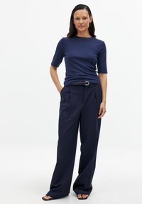 NA-KD ROUND NECK - Navadna majica - navy