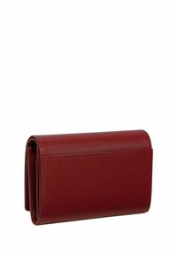 Portefeuille texturé rouge avec un design rectangulaire élégant. Dispose d'un rabat lisse et pliable et de coutures visibles pour une touche de détail supplémentaire.