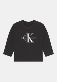 Czarny bawełniany t-shirt z długim rękawem z białym logo Calvin Klein Jeans oraz okrągłym dekoltem z zapięciem na napy na ramieniu.