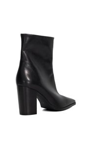 Bottines en cuir noir avec un bout pointu et un talon épais, présentées de profil sur fond blanc.