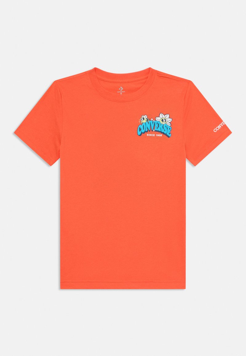 Oransje bomull T-skjorte med en blå "Converse" grafikk og bie-design på forsiden, med en logo-detalj på venstre erme.