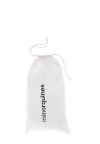 Sac en tissu blanc avec cordon de serrage, présentant une surface texturée et le mot "minorquines" imprimé en police grasse et sombre.