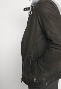 Oakwood Skinnjacka - dark brown