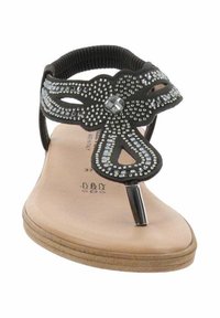 Sandalia negra con una tira decorativa adornada con strass, suela plana y diseño de dedo del pie, que cuenta con una plantilla suave en tono marrón claro.