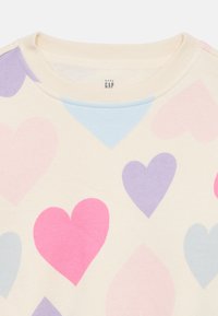 Φούτερ σε ανοιχτό κρεμ χρώμα με μεγάλα καρδιές σε ροζ, μωβ και μπλε. Μαλακό ύφασμα με ριμπ λαιμόκοψη. Καθημερινό σχέδιο κατάλληλο για παιδιά.